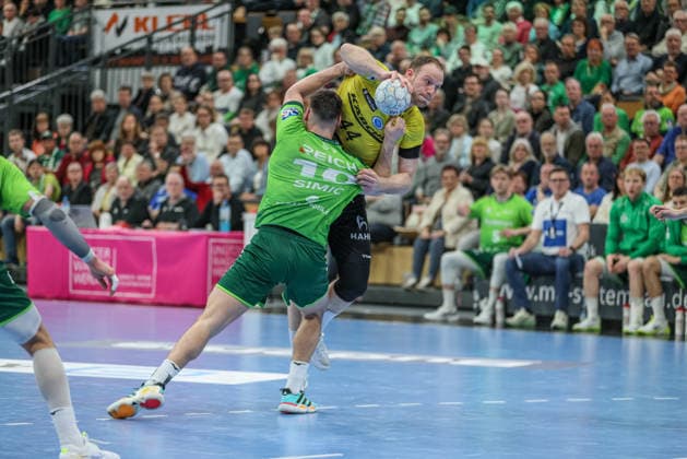 GER, Wetzlar, HSG Wetzlar vs TVB 1898 Stuttgart, Daikin Handball-Bundesliga, Handball, HBL, Spielzeit 2025 2026, Buderus Arena Wetzlar, 27. Spieltag im Bild v.l.: Josip Simic (HSG Wetzlar 10), Lenny Rubin (TVB Stuttgart 44) DFB DFL REGULATIONS PROHIBIT ANY USE OF PHOTOGRAPHS AS IMAGE SEQUENCES AND OR QUASI-VIDEO, 02.04.2026 Copyright: HMBxMedia HendrikxHamelau