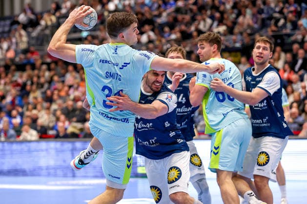 02.04.2026, Handball, HBL, Bergischer HC - VfL Gummersbach, Mitsubishi Electric HALLE Düsseldorf: Kay Smits (VfL Gummersbach 31) im Zweikampf gegen Eloy Morante Maldonado (BHC 33) wirft den Ball auf das Tor Nordrhein-Westfalen Deutschland