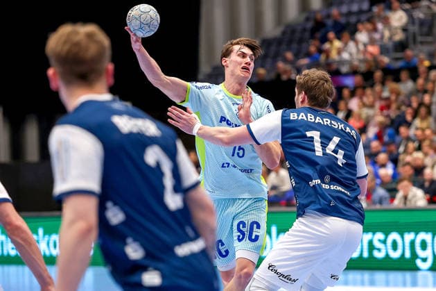 02.04.2026, Handball, HBL, Bergischer HC - VfL Gummersbach, Mitsubishi Electric HALLE Düsseldorf: Miro Schluroff (VfL Gummersbach 15) im Zweikampf gegen Gerdas Babarskas (BHC 14) Nordrhein-Westfalen Deutschland