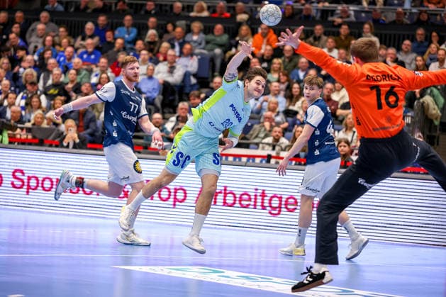 02.04.2026, Handball, HBL, Bergischer HC - VfL Gummersbach, Mitsubishi Electric HALLE Düsseldorf: Ludvig Hallbäck (VfL Gummersbach 20) wirft den Ball auf das Tor von Torhüter Lukas Diedrich (BHC 16) Nordrhein-Westfalen Deutschland