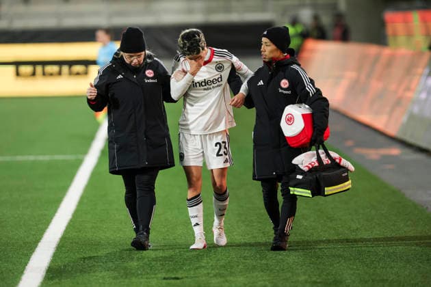 GOTHENBURG, SWEDEN 20260402 Eintracht Frankfurt s Sara Doorsoun leaves the field after an injury during the UEFA Women s Europa Cup 2nd leg semi-final soccer match between BK Häcken and Eintracht Frankfurt at Hisingen Arena in Gothenburg, Sweden, on April 2, 2026. GÖTEBORG SWEDEN x9200x