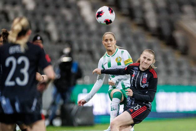 260402 Alice Carlsson of Hammarby and Denisa Rancova of Sparta Prague during the UEFA Women s Europa Cup semifinal between Hammarby and Sparta Prague on April 2, 2026 in Stockholm. Photo: Kenta Jönsson BILDBYRAN COP 210 KJ0331 fotboll football soccer fotball europa cup hammarby sparta prague uefa womens europa cup semifinal dam bbeng Copyright: KENTAxJÖNSSON BB260402KJ028