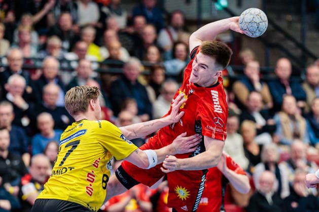v.l. Jesper Schmidt (HSC 2000 Coburg, 87), Kasper Haugen Furu (TuS N-Luebbecke, 11) GER, TuS N-Luebbecke vs. HSC 2000 Coburg, Handball, 2. Bundesliga, 26. Spieltag, Spielzeit 2025 2026, 02.04.2026 GER, TuS N-Luebbecke vs. HSC 2000 Coburg, Handball, 2. Bundesliga, 26. Spieltag, Spielzeit 2025 2026, 02.04.2026 Luebbecke Copyright: xEibner-Pressefoto JanxRollingerx EP_JSK