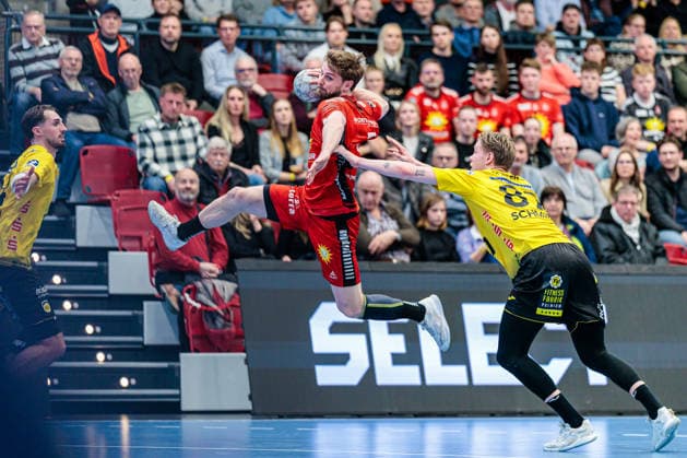 v.l. Lutz Heiny (TuS N-Luebbecke, 05), Jesper Schmidt (HSC 2000 Coburg, 87) GER, TuS N-Luebbecke vs. HSC 2000 Coburg, Handball, 2. Bundesliga, 26. Spieltag, Spielzeit 2025 2026, 02.04.2026 GER, TuS N-Luebbecke vs. HSC 2000 Coburg, Handball, 2. Bundesliga, 26. Spieltag, Spielzeit 2025 2026, 02.04.2026 Luebbecke Copyright: xEibner-Pressefoto JanxRollingerx EP_JSK