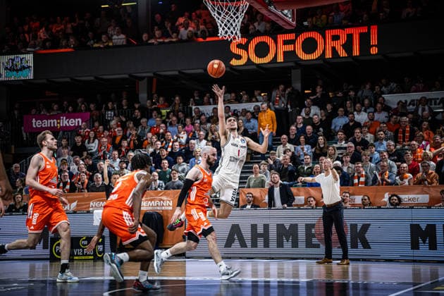 1. Basketball Bundesliga, easyCredit BBL, Saison 2025 2026, Herren, Hauptrunde, 27. Spieltag, 02.04.2026, RASTA Vechta - BMA365 Bamberg Baskets Zachary Ensminger ( 1 - BMA365 Bamberg Baskets) beim Korbleger Vechta RASTA Dome Niedersachsen Deutschland