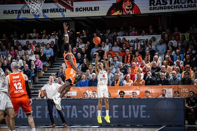 1. Basketball Bundesliga, easyCredit BBL, Saison 2025 2026, Herren, Hauptrunde, 27. Spieltag, 02.04.2026, RASTA Vechta - BMA365 Bamberg Baskets Austin Crowley ( 85 - BMA365 Bamberg Baskets) beim Jumpshot Vechta RASTA Dome Niedersachsen Deutschland