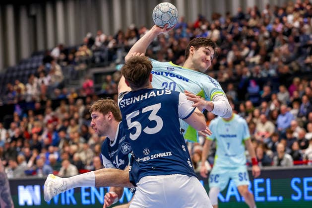 02.04.2026, Handball, HBL, Bergischer HC - VfL Gummersbach, Mitsubishi Electric HALLE Düsseldorf: Ludvig Hallbäck (VfL Gummersbach 20) wirft den Ball auf das Tor im Zweikampf gegen Soeren Steinhaus (BHC 53) Nordrhein-Westfalen Deutschland