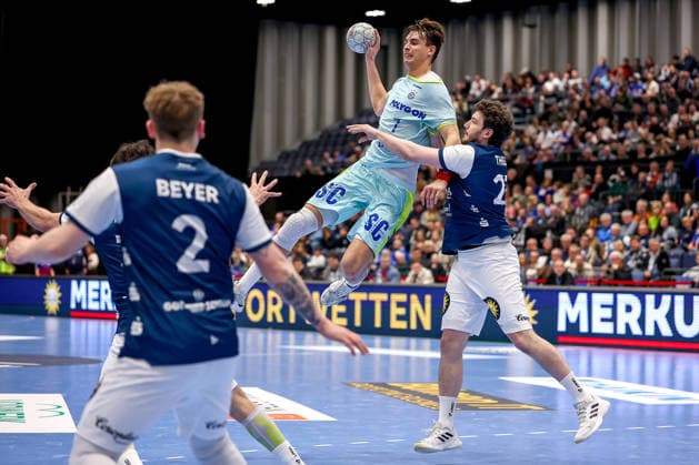 02.04.2026, Handball, HBL, Bergischer HC - VfL Gummersbach, Mitsubishi Electric HALLE Düsseldorf: Julian Köster (VfL Gummersbach 07) im Zweikampf gegen Joshua Thiele (BHC 23) Nordrhein-Westfalen Deutschland