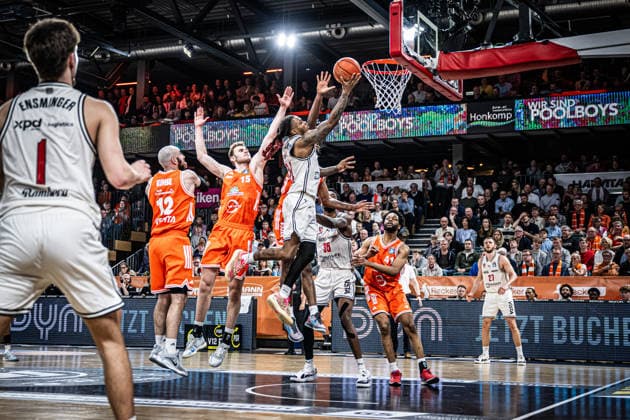 1. Basketball Bundesliga, easyCredit BBL, Saison 2025 2026, Herren, Hauptrunde, 27. Spieltag, 02.04.2026, RASTA Vechta - BMA365 Bamberg Baskets Cobe Williams ( 24 - BMA365 Bamberg Baskets) beim Korbleger Vechta RASTA Dome Niedersachsen Deutschland