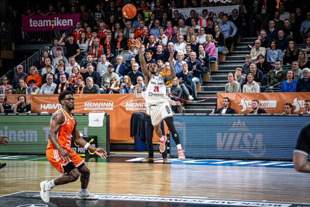 1. Basketball Bundesliga, easyCredit BBL, Saison 2025 2026, Herren, Hauptrunde, 27. Spieltag, 02.04.2026, RASTA Vechta - BMA365 Bamberg Baskets Cobe Williams ( 24 - BMA365 Bamberg Baskets) in Aktion Vechta RASTA Dome Niedersachsen Deutschland