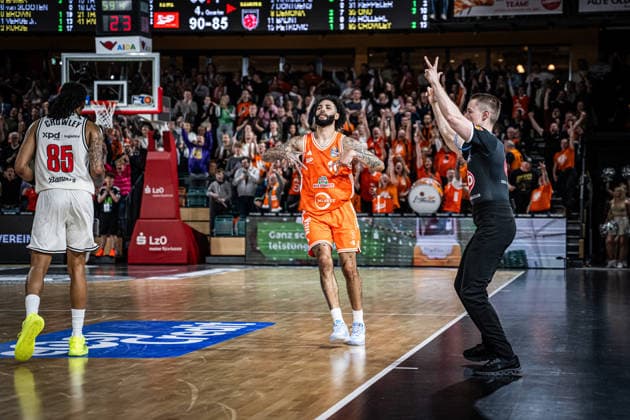 1. Basketball Bundesliga, easyCredit BBL, Saison 2025 2026, Herren, Hauptrunde, 27. Spieltag, 02.04.2026, RASTA Vechta - BMA365 Bamberg Baskets Tevin Brown ( 10 - RASTA Vechta) zeigt Emotionen während der Partie Vechta RASTA Dome Niedersachsen Deutschland