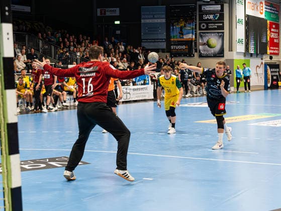 Falk Kolodziej (HSG Krefeld Niederrhein, 05) beim Siebenmeter gegen Pascal Bochmann (VfL Eintracht Hagen, 16) VfL Eintracht Hagen vs. HSG Krefeld Niederrhein, Handball, 2. Bundesliga, 26. Spieltag, Saison 2025 2026, 02.04.2026 VfL Eintracht Hagen vs. HSG Krefeld Niederrhein, Handball, 2. Bundesliga, 26. Spieltag, Saison 2025 2026, 02.04.2026 Hagen Copyright: xEibner-Pressefoto Kruczynskix EP_DKI