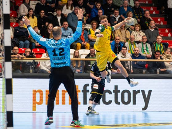Pierre Busch (VfL Eintracht Hagen, 83) beim Torwurf gegen Pau Guitart Alguacil (HSG Krefeld Niederrhein, 12) VfL Eintracht Hagen vs. HSG Krefeld Niederrhein, Handball, 2. Bundesliga, 26. Spieltag, Saison 2025 2026, 02.04.2026 VfL Eintracht Hagen vs. HSG Krefeld Niederrhein, Handball, 2. Bundesliga, 26. Spieltag, Saison 2025 2026, 02.04.2026 Hagen Copyright: xEibner-Pressefoto Kruczynskix EP_DKI