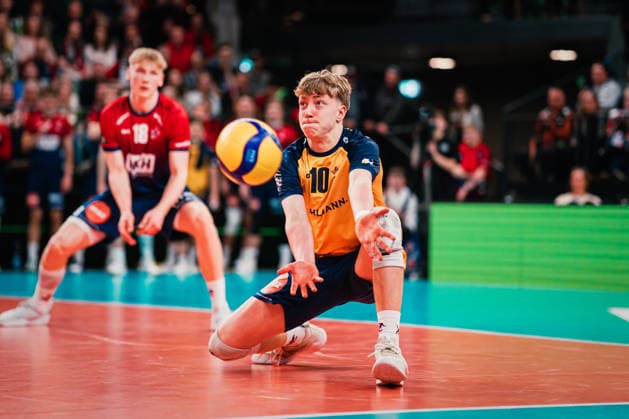 CEV Cup: SVG Lüneburg - Greenyard Maaseik, 02.04.2026 Joris Backhaus (SVG Lüneburg, 10) nimmt den Ball an; CEV Volleyball Cup, Halbfinale, Rückspiel: SVG Lüneburg vs. Greenyard Maaseik am 02.04.2026 in der LKH-Arena, Lüneburg Copyright: xBEAUTIFULxSPORTS Tonhäuserx