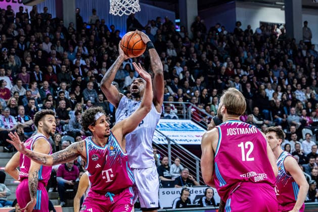 Osun Osunniyi (MLP Academics Heidelberg, 12) vs Michael Kessens (Telekom Baskets Bonn, 06), Melvin Jostmann (Telekom Baskets Bonn, 12), Alijah Comithier (Telekom Baskets Bonn, 02) Telekom Baskets Bonn vs. MLP Academics Heidelberg, Basketball, easy Credit BBL, 27. Spieltag, 2025 2026, 02.04.2026 Telekom Baskets Bonn vs. MLP Academics Heidelberg, Basketball, easy Credit BBL, 27. Spieltag, 2025 2026, 02.04.2026 Bonn Copyright: xEibner-Pressefoto GerhardxWingenderx EP_GWR