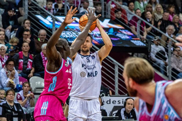 Paul Zipser (MLP Academics Heidelberg, 09) vs Kur Jongkuch (Telekom Baskets Bonn, 15) Telekom Baskets Bonn vs. MLP Academics Heidelberg, Basketball, easy Credit BBL, 27. Spieltag, 2025 2026, 02.04.2026 Telekom Baskets Bonn vs. MLP Academics Heidelberg, Basketball, easy Credit BBL, 27. Spieltag, 2025 2026, 02.04.2026 Bonn Copyright: xEibner-Pressefoto GerhardxWingenderx EP_GWR