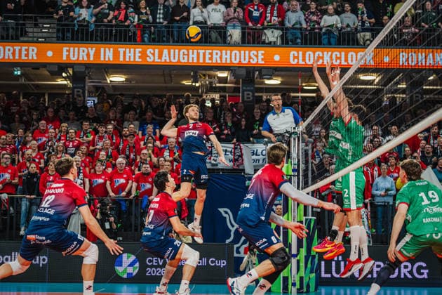 Volleyball Herren CEV Cup 2026 Halbfinale SVG Lüneburg vs. VC Greenyard MAASEIK 02.04.2026 Daniel Gruvaeus ( 2 SVG Lüneburg) beim Angriff gegen den Block von Maaseik