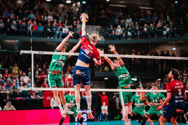 CEV Cup: SVG Lüneburg - Greenyard Maaseik, 02.04.2026 Axel Larsen (SVG Lüneburg, 18) schlägt den Ball; CEV Volleyball Cup, Halbfinale, Rückspiel: SVG Lüneburg vs. Greenyard Maaseik am 02.04.2026 in der LKH-Arena, Lüneburg Copyright: xBEAUTIFULxSPORTS Tonhäuserx