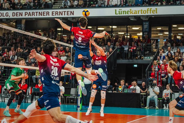 Volleyball Herren CEV Cup 2026 Halbfinale SVG Lüneburg vs. VC Greenyard MAASEIK 02.04.2026 Santeri Välimaa ( 12 SVG Lüneburg) spielt den Ball auf Cole Young ( 8 SVG Lüneburg)