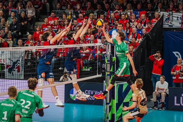 Volleyball Herren CEV Cup 2026 Halbfinale SVG Lüneburg vs. VC Greenyard MAASEIK 02.04.2026 Sil Meijs ( 4 Greenyard Maaseik) gegen den Block von Ethan Champlin ( 20 SVG Lüneburg) und Cole Young ( 8 SVG Lüneburg)