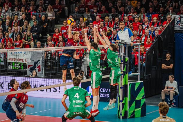 Volleyball Herren CEV Cup 2026 Halbfinale SVG Lüneburg vs. VC Greenyard MAASEIK 02.04.2026 Daniel Gruvaeus ( 2 SVG Lüneburg) gegen den Block von Sam Fafchamps ( 2 Greenyard Maaseik) und Pierre Perin ( 19 Greenyard Maaseik)