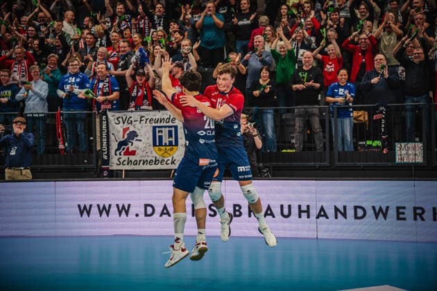 Volleyball Herren CEV Cup 2026 Halbfinale SVG Lüneburg vs. VC Greenyard MAASEIK 02.04.2026 Santeri Välimaa ( 12 SVG Lüneburg) und Ethan Champlin ( 20 SVG Lüneburg) springen vor Freude über den Einzug übereinander