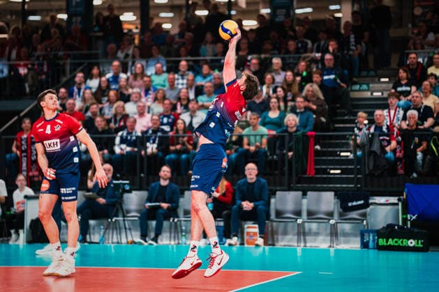CEV Cup: SVG Lüneburg - Greenyard Maaseik, 02.04.2026 Jesse Elser (SVG Lüneburg, 3) bekommt den Ball; CEV Volleyball Cup, Halbfinale, Rückspiel: SVG Lüneburg vs. Greenyard Maaseik am 02.04.2026 in der LKH-Arena, Lüneburg Copyright: xBEAUTIFULxSPORTS Tonhäuserx