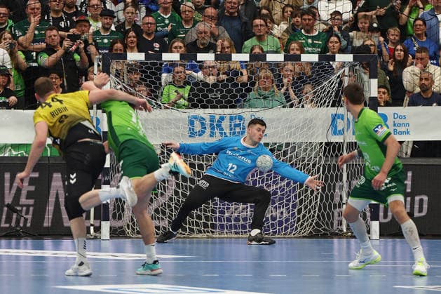 02.04.2026, xovx, Handball Daikin Handball Bundesliga, HSG Wetzlar - TVB Stuttgart v.l. Lenny Rubin (TVB Stuttgart), Stefan Cavor (HSG Wetzlar), Anadin Suljakovic (HSG Wetzlar) sichert das 31:31 mit seiner Parade, Jona Schoch (HSG Wetzlar) Wetzlar Buderus-Arena Hessen Deutschland (DE)