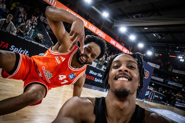 Sport Bilder des Tages 1. Basketball Bundesliga, easyCredit BBL, Saison 2025 2026, Herren, Hauptrunde, 27. Spieltag, 02.04.2026, RASTA Vechta - BMA365 Bamberg Baskets Lloyd Pandi ( 41 - RASTA Vechta) und Malik Parsons ( 3 - RASTA Vechta) nach der Partie Vechta RASTA Dome Niedersachsen Deutschland *** 1 Basketball Bundesliga, easyCredit BBL, Season 2025 2026, Men, Main Round, Matchday 27, 02 04 2026, RASTA Vechta BMA365 Bamberg Baskets Lloyd Pandi 41 RASTA Vechta and Malik Parsons 3 RASTA Vechta after the game Vechta RASTA Dome Lower Saxony Germany