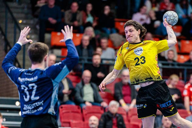 v.l. Leon Grabenstein (TuS N-Luebbecke, 32), Jannes Krone (HSC 2000 Coburg, 23) GER, TuS N-Luebbecke vs. HSC 2000 Coburg, Handball, 2. Bundesliga, 26. Spieltag, Spielzeit 2025 2026, 02.04.2026 GER, TuS N-Luebbecke vs. HSC 2000 Coburg, Handball, 2. Bundesliga, 26. Spieltag, Spielzeit 2025 2026, 02.04.2026 Luebbecke Copyright: xEibner-Pressefoto JanxRollingerx EP_JSK