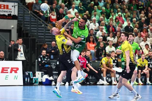 Torwurf von Philipp Ahouansou (HSG Wetzlar, 19) im Zweikampf mit Patrick Zieker (TVB Stuttgart, 25) GER, HSG Wetzlar vs TVB Stuttgart, Handball, 1. Bundesliga, 27. Spieltag, Spielzeit 2025 2026, 02.04.2026 GER, HSG Wetzlar vs TVB Stuttgart, Handball, 1. Bundesliga, 27. Spieltag, Spielzeit 2025 2026, 02.04.2026 Wetzlar Copyright: xEibner-Pressefoto RenexWeissx EP_RWS