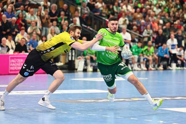 Stefan Cavor (HSG Wetzlar, 77) im Zweikampf mit Samuel Roethlisberger (TVB Stuttgart, 17) GER, HSG Wetzlar vs TVB Stuttgart, Handball, 1. Bundesliga, 27. Spieltag, Spielzeit 2025 2026, 02.04.2026 GER, HSG Wetzlar vs TVB Stuttgart, Handball, 1. Bundesliga, 27. Spieltag, Spielzeit 2025 2026, 02.04.2026 Wetzlar Copyright: xEibner-Pressefoto RenexWeissx EP_RWS