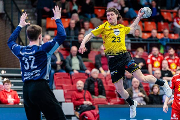 v.l. Leon Grabenstein (TuS N-Luebbecke, 32), Jannes Krone (HSC 2000 Coburg, 23) GER, TuS N-Luebbecke vs. HSC 2000 Coburg, Handball, 2. Bundesliga, 26. Spieltag, Spielzeit 2025 2026, 02.04.2026 GER, TuS N-Luebbecke vs. HSC 2000 Coburg, Handball, 2. Bundesliga, 26. Spieltag, Spielzeit 2025 2026, 02.04.2026 Luebbecke Copyright: xEibner-Pressefoto JanxRollingerx EP_JSK