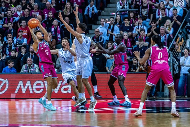 Mateo Seric (MLP Academics Heidelberg, 21) vs Alijah Comithier (Telekom Baskets Bonn, 02), Kur Jongkuch (Telekom Baskets Bonn, 15), Jalen Finch (Telekom Baskets Bonn, 00) Telekom Baskets Bonn vs. MLP Academics Heidelberg, Basketball, easy Credit BBL, 27. Spieltag, 2025 2026, 02.04.2026 Telekom Baskets Bonn vs. MLP Academics Heidelberg, Basketball, easy Credit BBL, 27. Spieltag, 2025 2026, 02.04.2026 Bonn Copyright: xEibner-Pressefoto GerhardxWingenderx EP_GWR
