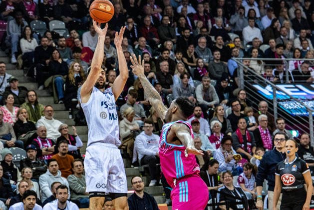 Mateo Seric (MLP Academics Heidelberg, 21) vs Jeff Garrett Jr. (Telekom Baskets Bonn, 04) Telekom Baskets Bonn vs. MLP Academics Heidelberg, Basketball, easy Credit BBL, 27. Spieltag, 2025 2026, 02.04.2026 Telekom Baskets Bonn vs. MLP Academics Heidelberg, Basketball, easy Credit BBL, 27. Spieltag, 2025 2026, 02.04.2026 Bonn Copyright: xEibner-Pressefoto GerhardxWingenderx EP_GWR