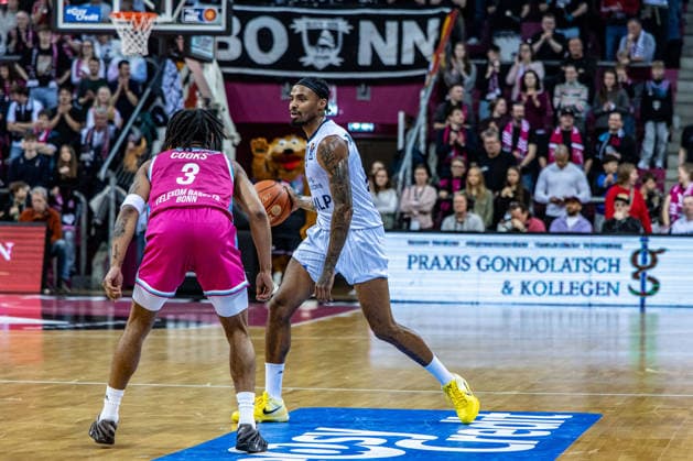 Michael Weathers (MLP Academics Heidelberg, 20) vs Zach Cooks (Telekom Baskets Bonn, 03) Telekom Baskets Bonn vs. MLP Academics Heidelberg, Basketball, easy Credit BBL, 27. Spieltag, 2025 2026, 02.04.2026 Telekom Baskets Bonn vs. MLP Academics Heidelberg, Basketball, easy Credit BBL, 27. Spieltag, 2025 2026, 02.04.2026 Bonn Copyright: xEibner-Pressefoto GerhardxWingenderx EP_GWR