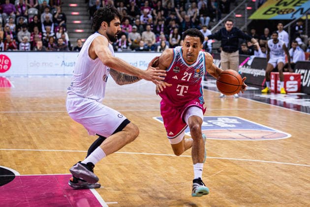 easyCredit Basketball Bundesliga: Telekom Baskets Bonn - MLP Academics Heidelberg; 02.04.2026 ;Joel Aminu (Telekom Baskets Bonn 21) und Marcel Keßen (MLP ACADEMICS HEIDELBERG 15) - easyCredit Basketball Bundesliga: Telekom Baskets Bonn - MLP Academics Heidelberg; 02.04.2026, Telekom Dome Bonn Copyright: xBEAUTIFULxSPORTS Derixx