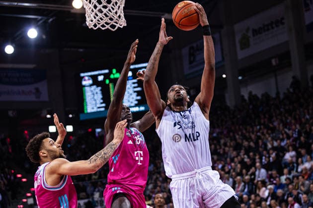 Sport Bilder des Tages easyCredit Basketball Bundesliga: Telekom Baskets Bonn - MLP Academics Heidelberg; 02.04.2026 Osun Osunniyi (MLP ACADEMICS HEIDELBERG 12) gegen Kur Jongkuch (Telekom Baskets Bonn 15) und Alijah Comithier (Telekom Baskets Bonn 2) - easyCredit Basketball Bundesliga: Telekom Baskets Bonn - MLP Academics Heidelberg; 02.04.2026, Telekom Dome Bonn Copyright: xBEAUTIFULxSPORTS Derixx