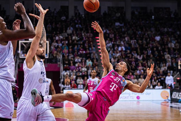 easyCredit Basketball Bundesliga: Telekom Baskets Bonn - MLP Academics Heidelberg; 02.04.2026 Joel Aminu (Telekom Baskets Bonn 21) im Fallen - easyCredit Basketball Bundesliga: Telekom Baskets Bonn - MLP Academics Heidelberg; 02.04.2026, Telekom Dome Bonn Copyright: xBEAUTIFULxSPORTS Derixx