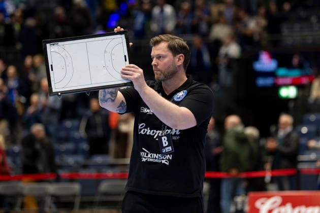 Bergischer HC gegen VfL Gummersbach, 02.04.2026 DUESSELDORF, GERMANY - APRIL 2: Arnor Gunnarsson (Trainer Bergischer HC) während dem HBL Bundesliga Spiel zwischen Bergischer HC gegen VfL Gummersbach at Mitsubishi Electric HALLE am 27.Spieltag. April 2, 2026 in Duesseldorf, Germany. Copyright: xBEAUTIFULxSPORTS KennyxBeelex