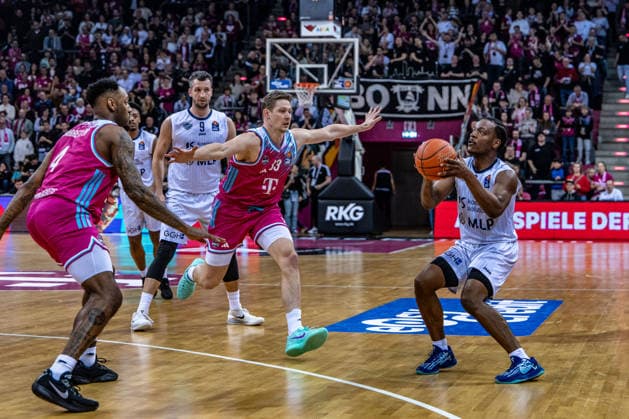 DJ Damariae Horne (MLP Academics Heidelberg, 00) vs Patrick Heckmann (Telekom Baskets Bonn, 33), Paul Zipser (MLP Academics Heidelberg, 09), Jeff Garrett Jr. (Telekom Baskets Bonn, 04) Telekom Baskets Bonn vs. MLP Academics Heidelberg, Basketball, easy Credit BBL, 27. Spieltag, 2025 2026, 02.04.2026 Telekom Baskets Bonn vs. MLP Academics Heidelberg, Basketball, easy Credit BBL, 27. Spieltag, 2025 2026, 02.04.2026 Bonn Copyright: xEibner-Pressefoto GerhardxWingenderx EP_GWR