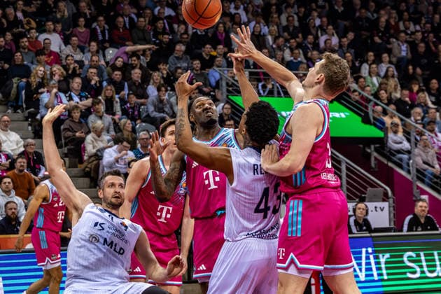 Eric Reed II Jr (MLP Academics Heidelberg, 43), Niklas Wuerzner (MLP Academics Heidelberg, 02) vs Patrick Heckmann (Telekom Baskets Bonn, 33), Grayson Murphy (Telekom Baskets Bonn, 07), Alijah Comithier (Telekom Baskets Bonn, 02) Telekom Baskets Bonn vs. MLP Academics Heidelberg, Basketball, easy Credit BBL, 27. Spieltag, 2025 2026, 02.04.2026 Telekom Baskets Bonn vs. MLP Academics Heidelberg, Basketball, easy Credit BBL, 27. Spieltag, 2025 2026, 02.04.2026 Bonn Copyright: xEibner-Pressefoto GerhardxWingenderx EP_GWR