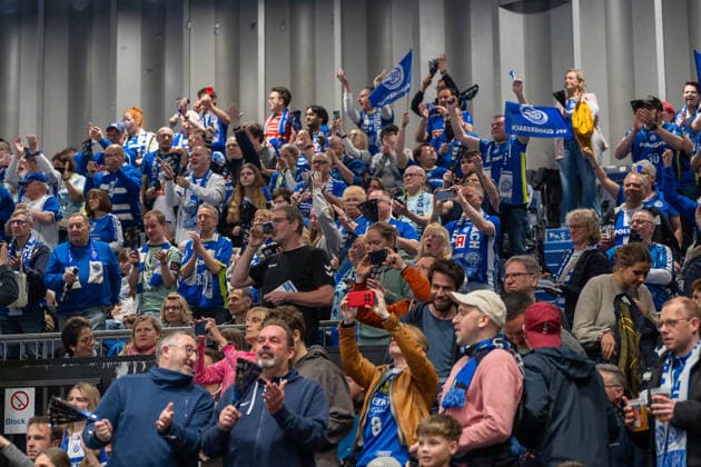 Die Gummersbacher Fans machen Stimmung vor dem Spiel. Bergischer HC vs. VfL Gummersbach, Handball, DAIKIN HBL, 27. Spieltag, Saison 2025 2026, 02.04.2026 Bergischer HC vs. VfL Gummersbach, Handball, DAIKIN HBL, 27. Spieltag, Saison 2025 2026, 02.04.2026 Duesseldorf Copyright: xEibner-Pressefoto ThomasxHaeslerx EP_THR