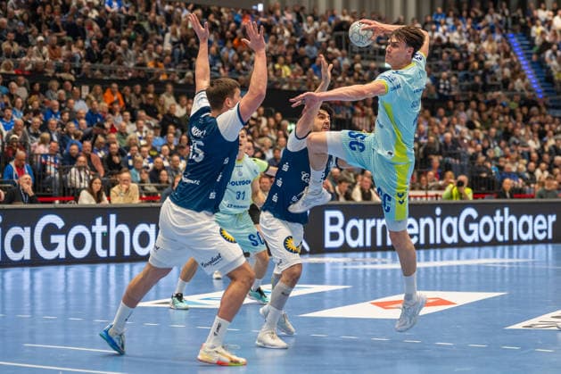 Zweikampf zwischen Lars Mitchell Kooij (Bergischer HC 06, 15), Eloy Morante Maldonado (Bergischer HC 06, 33) und Julian Koester (VfL Gummersbach, 07). Bergischer HC vs. VfL Gummersbach, Handball, DAIKIN HBL, 27. Spieltag, Saison 2025 2026, 02.04.2026 Bergischer HC vs. VfL Gummersbach, Handball, DAIKIN HBL, 27. Spieltag, Saison 2025 2026, 02.04.2026 Duesseldorf Copyright: xEibner-Pressefoto ThomasxHaeslerx EP_THR