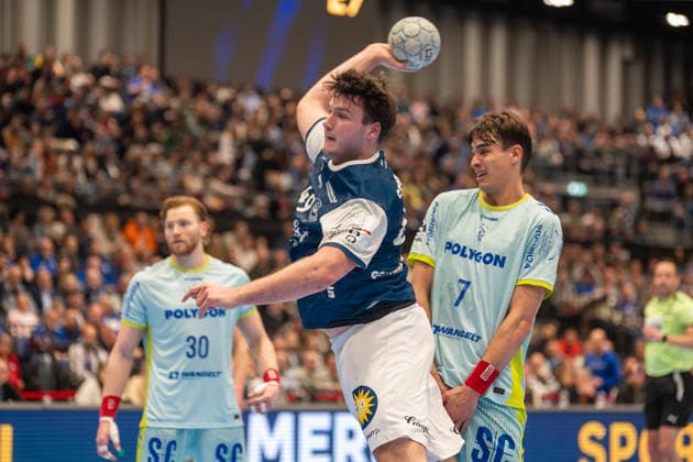 Aron Seesing (Bergischer HC 06, 49) kommt gegen Julian Koester (VfL Gummersbach, 07) zum Wurf. Bergischer HC vs. VfL Gummersbach, Handball, DAIKIN HBL, 27. Spieltag, Saison 2025 2026, 02.04.2026 Bergischer HC vs. VfL Gummersbach, Handball, DAIKIN HBL, 27. Spieltag, Saison 2025 2026, 02.04.2026 Duesseldorf Copyright: xEibner-Pressefoto ThomasxHaeslerx EP_THR
