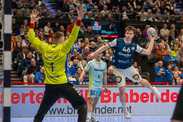 Julian Fuchs (Bergischer HC 06, 46) kommt zum Wurf gegen Dominik Kuzmanović (VfL Gummersbach, 01). Bergischer HC vs. VfL Gummersbach, Handball, DAIKIN HBL, 27. Spieltag, Saison 2025 2026, 02.04.2026 Bergischer HC vs. VfL Gummersbach, Handball, DAIKIN HBL, 27. Spieltag, Saison 2025 2026, 02.04.2026 Duesseldorf Copyright: xEibner-Pressefoto ThomasxHaeslerx EP_THR
