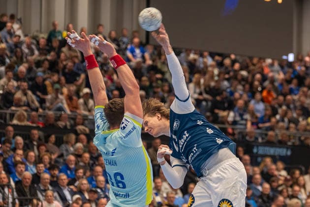 Zweikampf zwischen Stepan Zeman (VfL Gummersbach, 66) und Kim Voss Fels (Bergischer HC 06, 21). Bergischer HC vs. VfL Gummersbach, Handball, DAIKIN HBL, 27. Spieltag, Saison 2025 2026, 02.04.2026 Bergischer HC vs. VfL Gummersbach, Handball, DAIKIN HBL, 27. Spieltag, Saison 2025 2026, 02.04.2026 Duesseldorf Copyright: xEibner-Pressefoto ThomasxHaeslerx EP_THR
