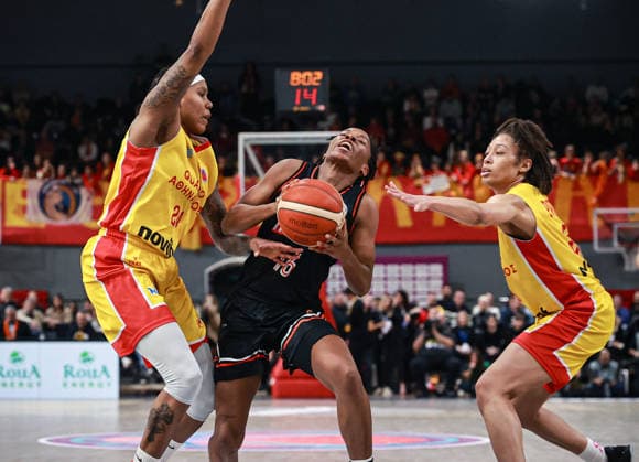 Athinaikos Qualco v CIMSA CBK Mersin - FIBA EuroCup Women Finals ATHENS, GREECE - APRIL 2: Lindsay Allen (C) of CIMSA CBK Mersin competes for the ball against Robyn Parks (L) and Alexis Prince (R) of Athinaikos Qualco during the first leg of the FIBA EuroCup Women final at Makis Lioukas Sports Center in the Glyfada district of Athens, Greece on April 2, 2026. Serkan Avci Anadolu Athens Greece. Editorial use only. Please get in touch for any other usage.  Copyright: x2026xAnadoluxSerkanxAvcix