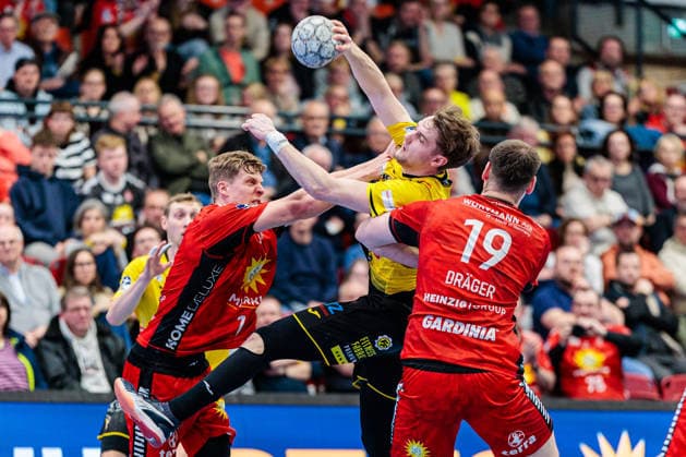 v.l. Alexander Schulze (TuS N-Luebbecke, 14), Marin Lisac (HSC 2000 Coburg, 22), Yannick Draeger (TuS N-Luebbecke, 19) GER, TuS N-Luebbecke vs. HSC 2000 Coburg, Handball, 2. Bundesliga, 26. Spieltag, Spielzeit 2025 2026, 02.04.2026 GER, TuS N-Luebbecke vs. HSC 2000 Coburg, Handball, 2. Bundesliga, 26. Spieltag, Spielzeit 2025 2026, 02.04.2026 Luebbecke Copyright: xEibner-Pressefoto JanxRollingerx EP_JSK