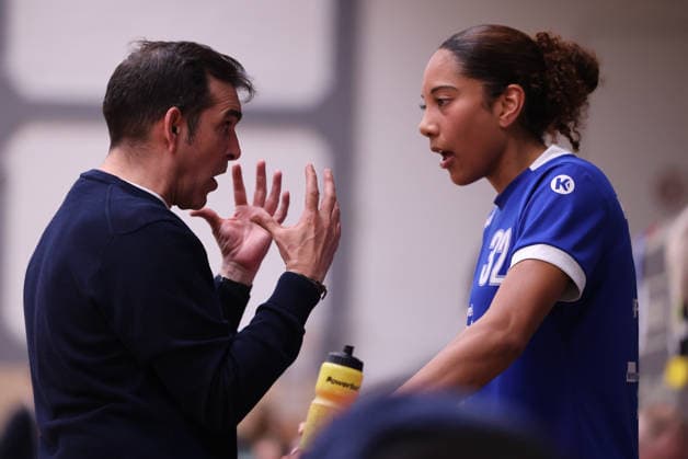 Sport Bilder des Tages 02.04.2026, Basketball, Frauen, Saison 2025 2026, Toyota Damen Basketball Bundesliga, Playoffs, Saarlouis Royals - Basketball-Club Marburg e.V., Trainer Jose Araujo (Basketball-Club Marburg e.V.), Lia Kentzler (Basketball-Club Marburg e.V.) Saarlouis Stadtgartenhalle Saarland Deutschland (DEU) Copyright: xSebastianxBachx